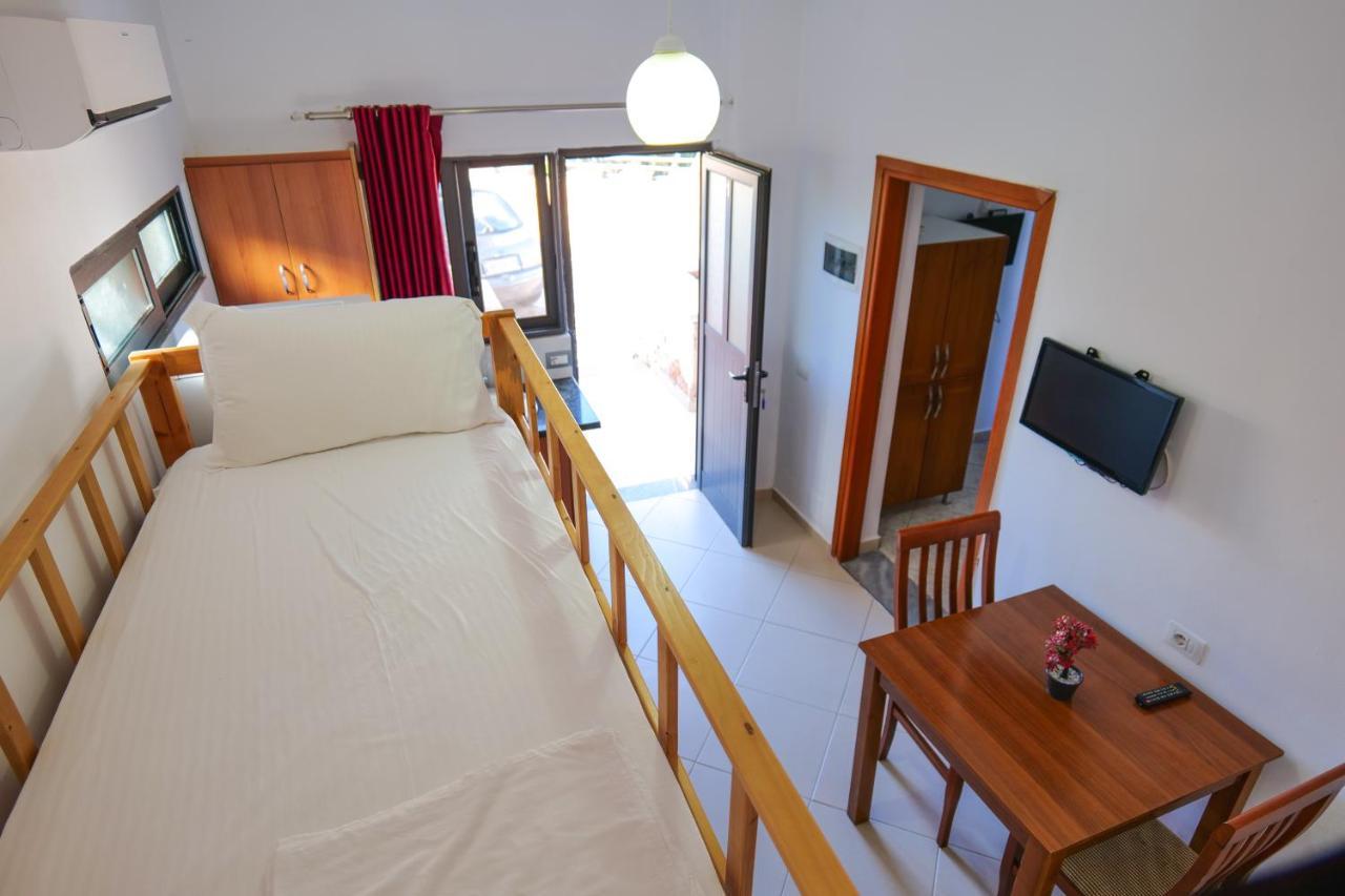 Guest House Gerard Ксамил Экстерьер фото